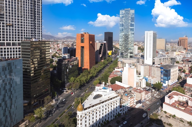 Vue panoramique sur les toits des affaires de Mexico et du centre financier à proximité du Paseo de Reforma