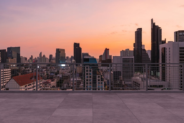 Vue panoramique sur les toits de Bangkok pont d'observatoire en béton sur le coucher de soleil sur le toit Style de vie d'entreprise et résidentiel asiatique de luxe Financial city immobilier du centre-ville Maquette d'affichage de produit toit vide