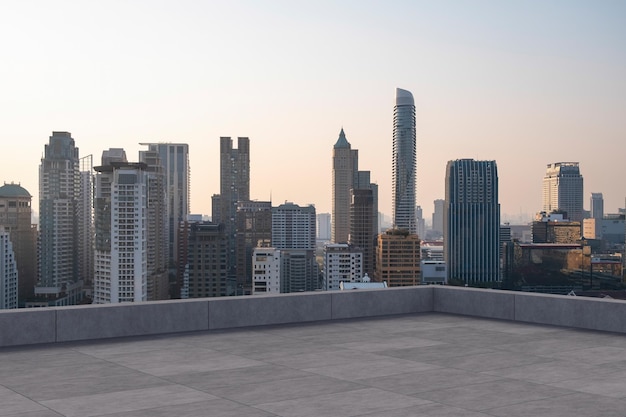 Vue panoramique sur les toits de Bangkok pont d'observatoire en béton sur le coucher de soleil sur le toit Style de vie d'entreprise et résidentiel asiatique de luxe Financial city immobilier du centre-ville Maquette d'affichage de produit toit vide