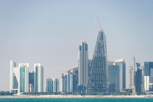 Vue panoramique sur les toits modernes de Doha à travers l'eau bleue. Concept de richesse et de luxe.