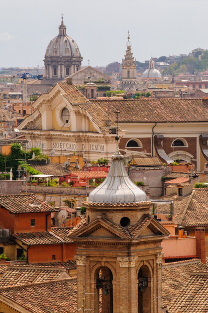 Vue Panoramique Sur Les Toits De Rome Avec Basiliques Catholiques Et Monuments Italie