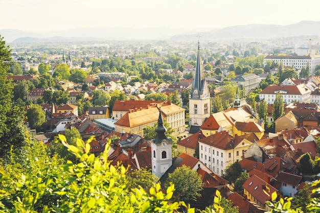 Vue panoramique avec toits rouges de la ville de Ljubljana depuis le château Printemps ou été en Slovénie Voyage Europe