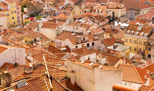 Vue panoramique sur les toits de la ville européenne