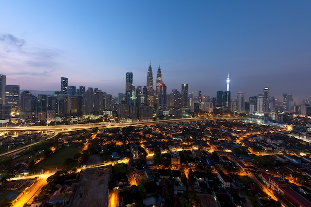 Vue panoramique des toits de la ville de Kuala Lumpur pendant le lever du soleil à la construction de gratte-ciels en Malaisie.