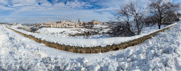 Vue panoramique de Tolède Espagne enneigé avec ciel bleu et neige au premier plan