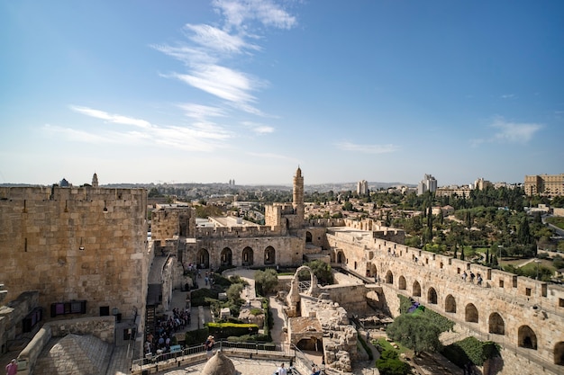 Vue panoramique de la tour de David au printemps dans la vieille ville de Jérusalem, Israël. tour de David sur le mur sud de Jérusalem