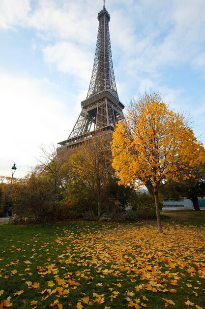 Photo vue panoramique de la tour eiffel et du parc du champ de mars par une belle et colorée journée d'automne à paris