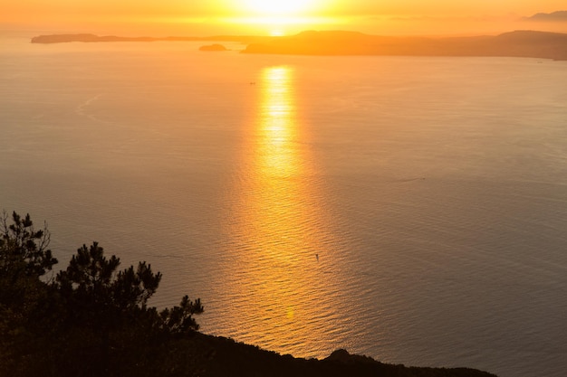 Vue panoramique sur tout le golfe de Naples au coucher du soleil depuis le mont Faito. Italie Naples