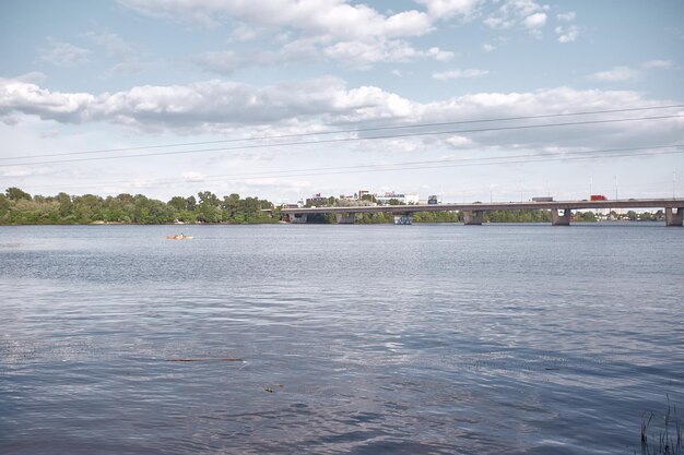 Vue panoramique et tranquille d'été sur les nuages et le pont de la rivière Dnepr Fond naturel Photo de haute qualité