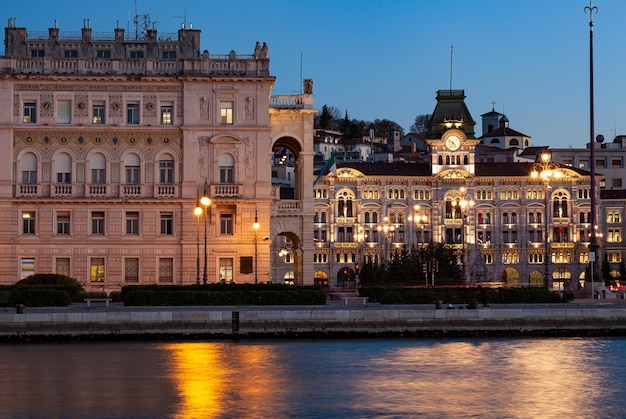 Vue panoramique de Trieste au coucher du soleil Italie