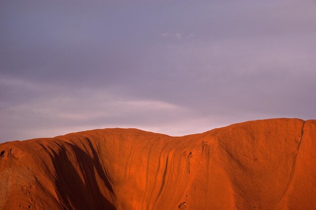 Photo vue panoramique d'uluru contre le ciel