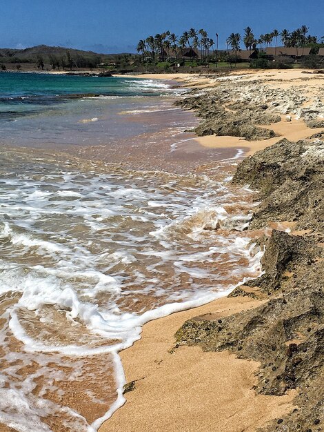 Photo vue panoramique des vagues turquoise se lavant contre la côte