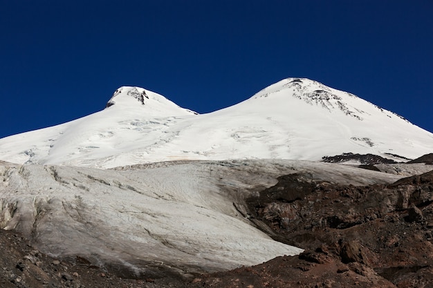 Vue panoramique sur le versant sud du mont Elbrus