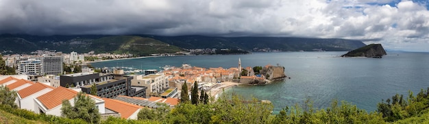 Vue panoramique sur la vieille ville de Budva