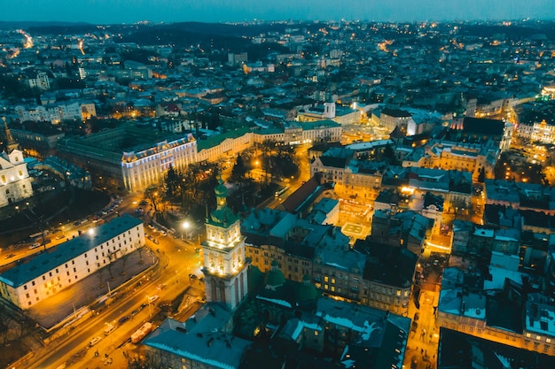 Vue panoramique de la vieille ville européenne au crépuscule avec un ciel rouge. vue à vol d'oiseau.