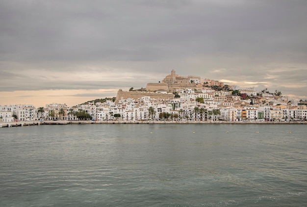 Vue panoramique sur la vieille ville d'Ibiza avec sa cathédrale