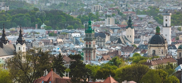 Vue panoramique de la vieille ville de lviv sur l'espace de copie du coucher du soleil