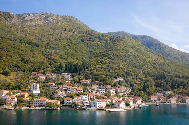 Vue panoramique de la vieille ville, les montagnes et la côte de l'eau de la baie de Kotor, Monténégro