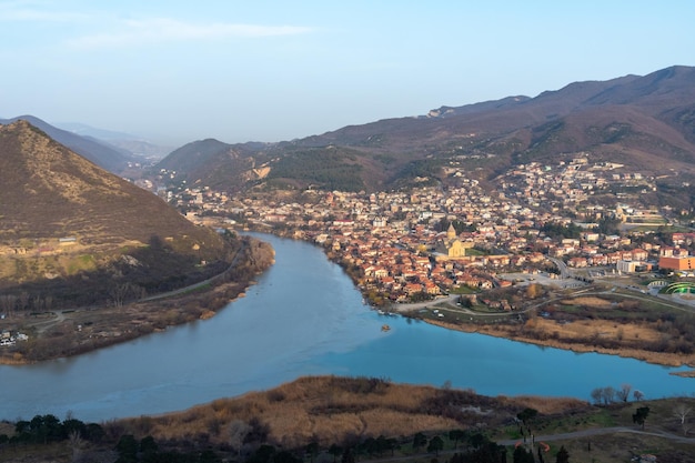 Vue panoramique sur la vieille ville Mtskheta et la cathédrale Svetitskhoveli Mtskheta Géorgie