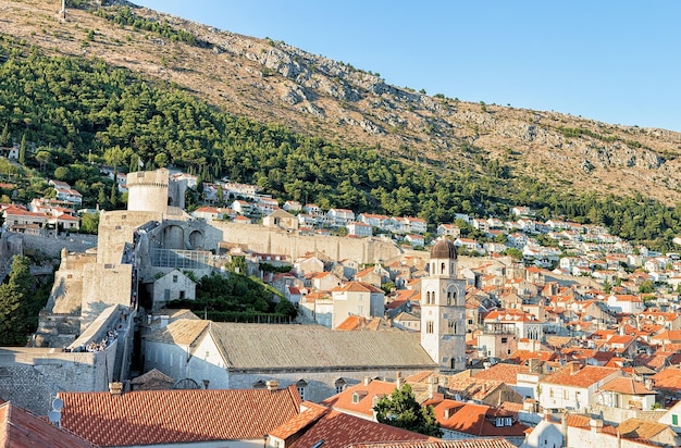 Vue panoramique de la vieille ville avec des murs de forteresse à Dubrovnik, Croatie