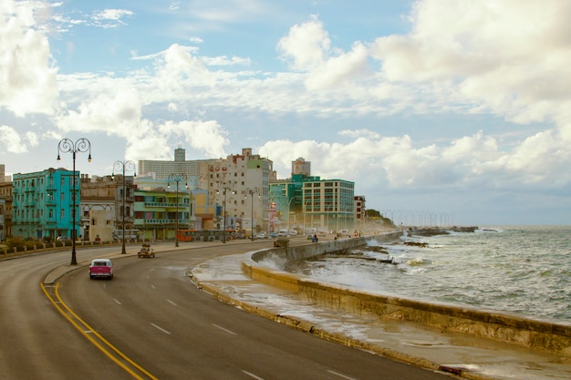 Vue panoramique d'une vieille ville près de la mer