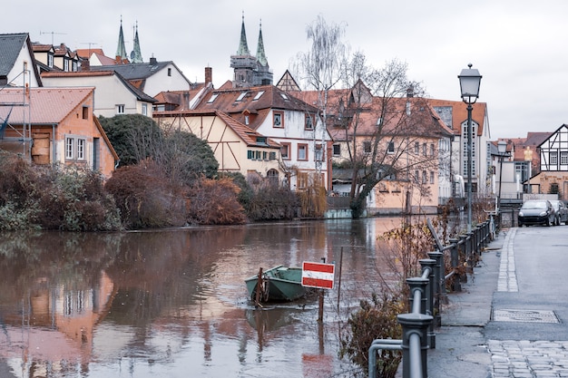 Vue panoramique de la vieille ville sur la rivière Regnitz en journée d'hiver à Bamberg, Bavière, Haute-Franconie, Allemagne