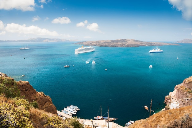 Vue panoramique sur le vieux port et la côte de la mer, l'île de Santorin, Grèce