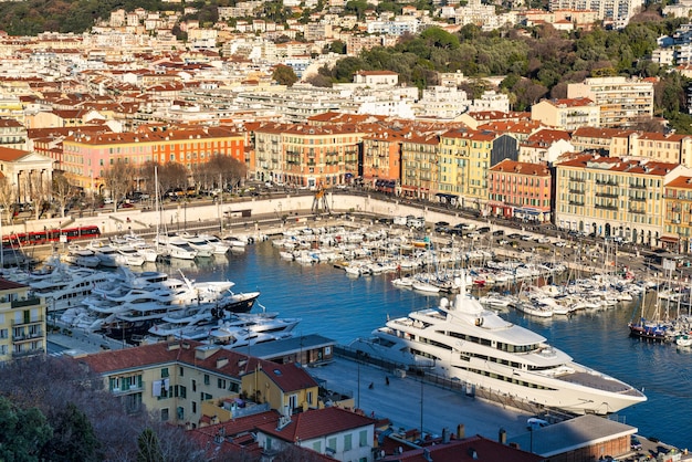 Vue panoramique sur le vieux port de Nice sur la Côte d'Azur, Côte d'Azur, France