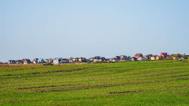Vue panoramique d'un village de chalets moderne dans un champ verdoyant. Russie.