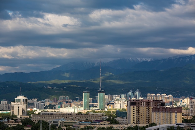 Vue panoramique de la ville d'Almaty au Kazakhstan