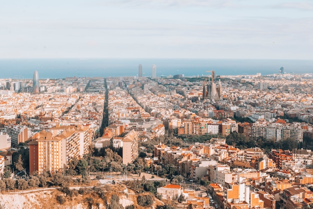 Vue panoramique sur la ville de Barcelone depuis les bunkers du Carmel