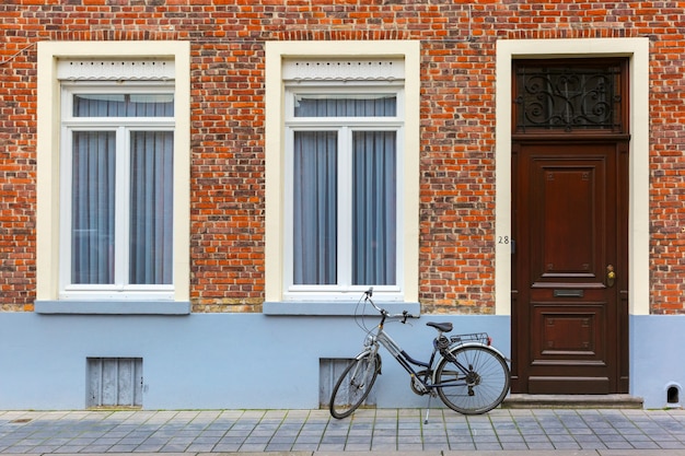 Vue panoramique sur la ville de Bruges avec vélo