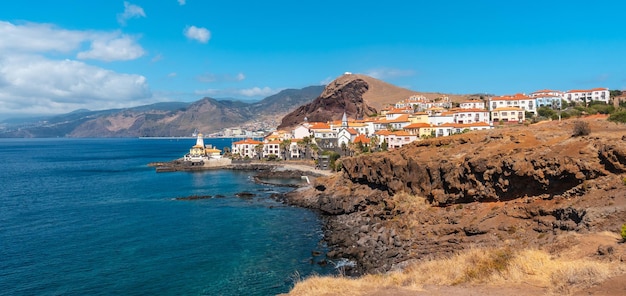 Vue panoramique de la ville côtière de Canical à Madère Port de pêche Machico Ponta de Sao Lourenco