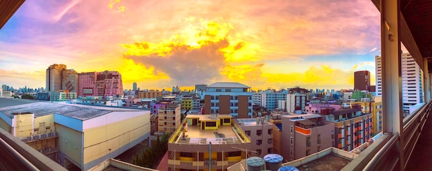 Vue panoramique sur la ville avec le coucher du soleil et les nuages dans la soirée