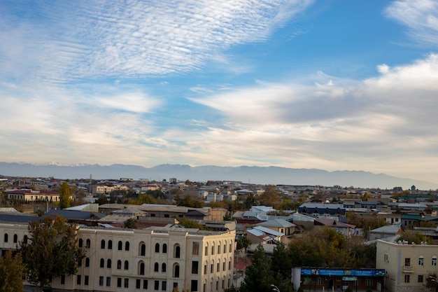 la vue panoramique de la ville depuis la montagne