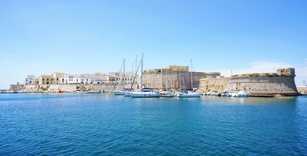 Vue panoramique de la ville historique de Gallipoli avec château sur mer, Pouilles, Italie