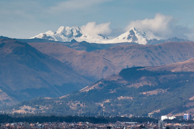 Vue panoramique de la ville de Huancayo au pied des imposantes montagnes et du Huaytapallana enneigé