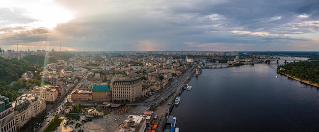 Vue panoramique sur la ville de Kiev avec un bel arc-en-ciel sur la ville