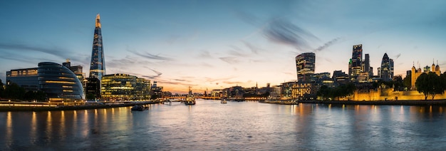 Vue panoramique sur la ville de londres au coucher du soleil avec l'hôtel de ville et le quartier des affaires. idéal pour les mises en page de sites Web et de magazines