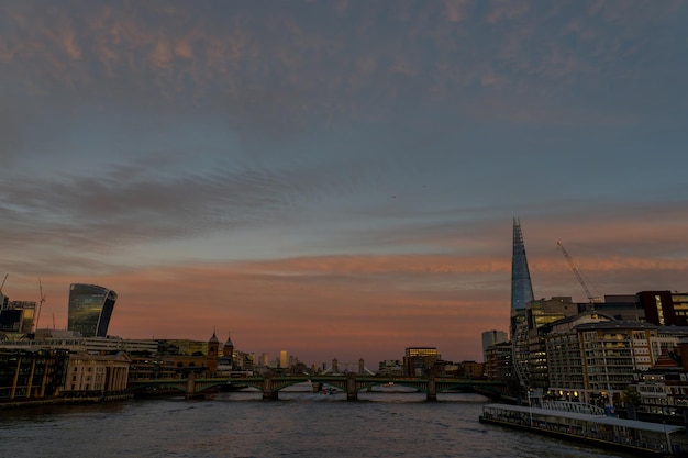 Vue panoramique de la ville de Londres dans un coucher de soleil magique Londres Royaume-Uni