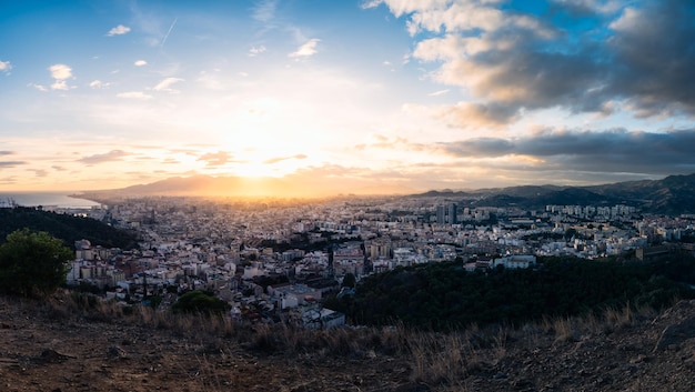 Photo vue panoramique de la ville de malaga au coucher du soleil espagne andalousie