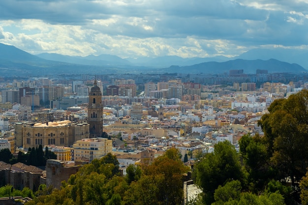 Vue panoramique de la ville de Malaga pendant l'été.