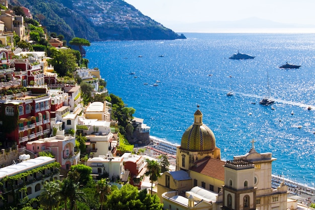 Vue panoramique sur la ville et la mer aux beaux jours