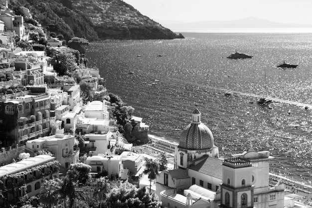 Vue panoramique de la ville et de la mer le jour ensoleillé Positano Italie
