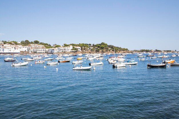 Vue panoramique sur la ville et la mer avec des yachts Carte postale de voyage Côte de la mer