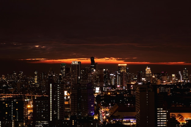 Vue panoramique de la ville moderne de Bangkok pendant le coucher du soleil