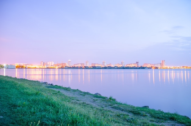 Vue panoramique de la ville la nuit dans les lumières