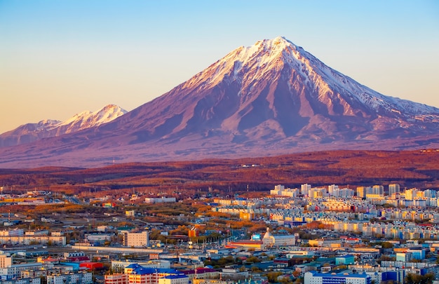 Vue panoramique de la ville Petropavlovsk-Kamtchatsky et des volcans