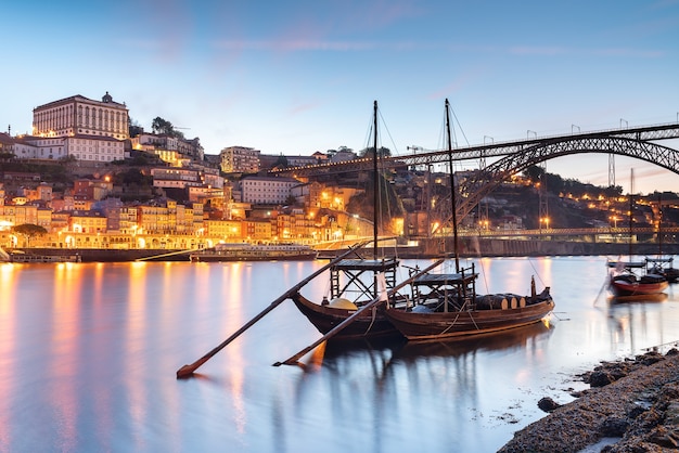 Vue panoramique sur la ville de Porto et le fleuve Douro au Portugal.