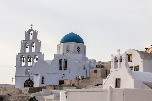 Vue panoramique de la ville de Pyrgos avec église et vieilles maisons, Santorini, Grèce